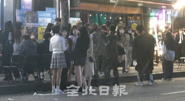 위드코로나 체계 전환을 앞두고 핼러윈데이를 맞은 주말 30일 전주 효자동 신시가지에는 20대 젊은층이 핼러윈을 즐기기 위해 모이면서 술집과 거리를 가득 메우고 있다. /사진 = 오세림 기자