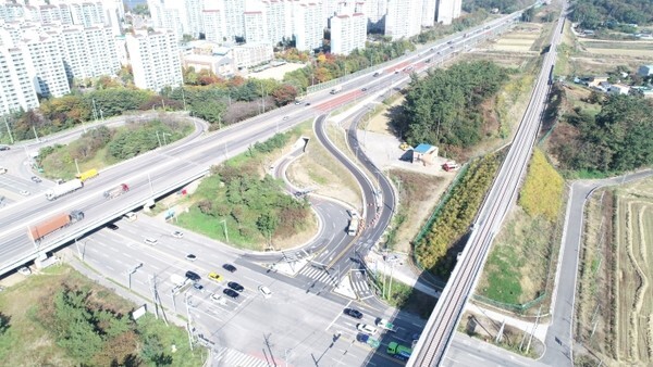 1일 옥구읍에서 전주방면 진입 구간이 개통된 군산대 교차로.