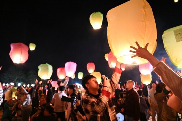 2019년 열린 익산문화재야행에서 '백제왕궁 달빛기원' 헹사에 참여한 시민들이 소원을 담은 풍등을 날리고 있다.