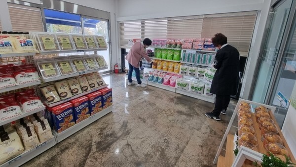 1일 문을 연 완주 봉동 행정복지센터 내 희망 나눔가게의 모습.