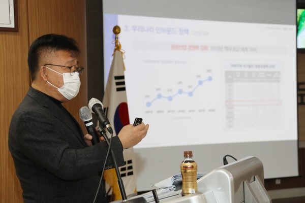 1일 김상태 前한국문화관광연구원 본부장이 고창군청에서 직원들을 대상으로 고창 관광정책 방향에 대한 특강을 했다.