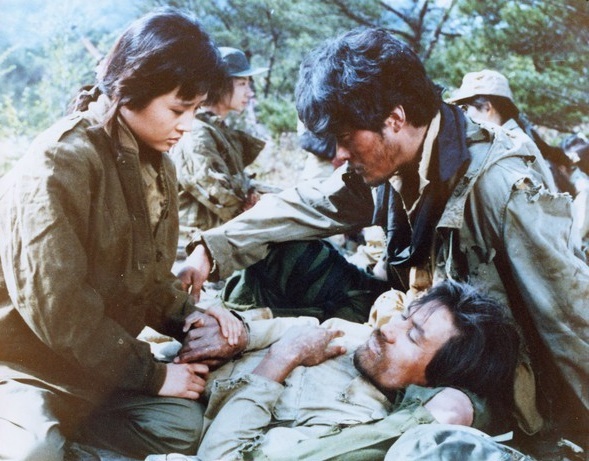 영화 남부군 중 '이태'가 부상을 입은 장면.