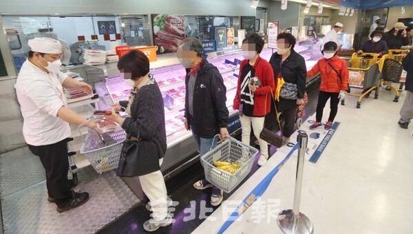 한우데이를 맞아 반값 할인 행사가 열린 1일 이마트 전주점에서 손님들이 한우를 사기 위해 길게 줄 서 있다. /사진 = 조현욱 기자