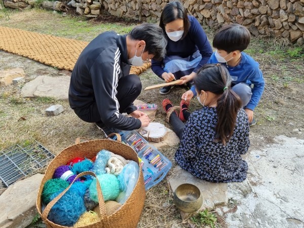 1일 완주군 화산면 수락마을 문화아지트 빨래터마당을 찾은 아이들이 나무판에 그림을 그리는 체험을 하고 있다.