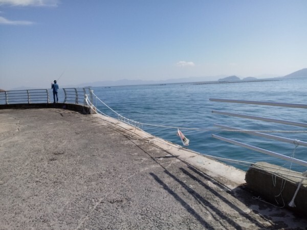 무녀도 연안도로 커브 지점 일부 구간 펜스가 사라져 추락사고 위험에 고스란히 노출되어 있다.