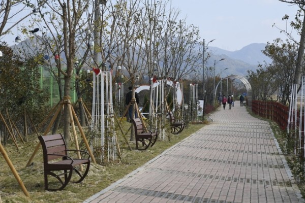 요천 한편 정원.