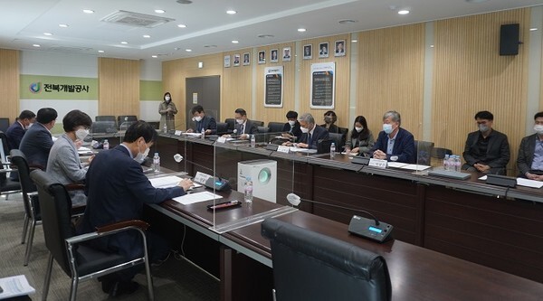 2일 전북개발공사에서 전북개발공사와 도내 8개 기관 기관장들이 도시재생 뉴딜 활성화를 위한 업무협약을 체결하고 있다. /사진 제공 = 전북개발공사