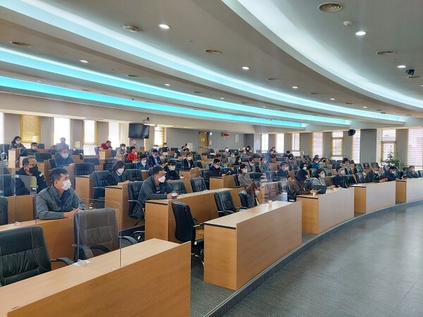 2일 전북혁신도시 지방자치인재개발원 강의실에서 중견리더교육과정 강의가 진행되고 있다.