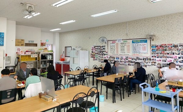 점심시간 지방자치인재개발원 인근 식당에서 손님들이 식사 중이다.