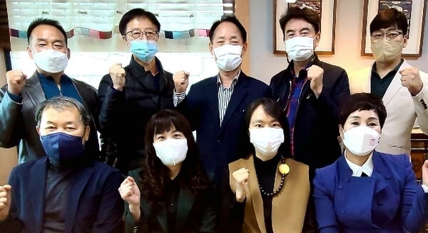 나아리 감독(첫번째 줄 오른쪽 두번째)와 전북영화인협회 관계자들.