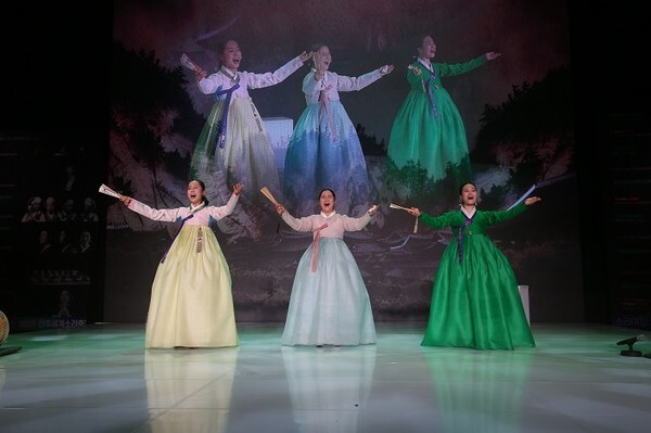 판소리다섯바탕 춘향전 무대.