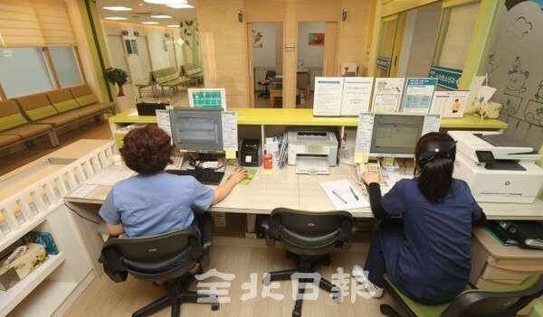 소아청소년과, 산부인과의 전공의 부족 현상이 이어지고 있는 2일 도내의 한 대학병원 소아청소년과에 출산율 감소로 찾아오는 환자의 발길이 줄어들고 있다. /사진 = 조현욱 기자