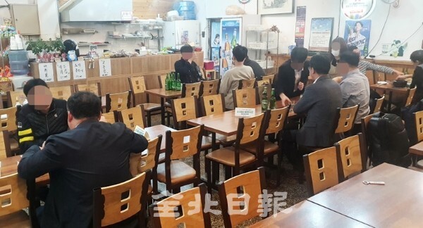 일상으로 돌아가는 ‘위드 코로나’가 시행된 1일 전주의 한 가맥집이 모처럼 몰린 손님으로 인해 북적이고 있다. /사진 = 오세림 기자