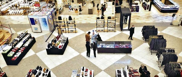 지난 1일 ‘코리아 세일 페스타’ 기간이지만 군산 롯데몰에는 인적이 드물어 한산한 모습이다. /김영호 기자