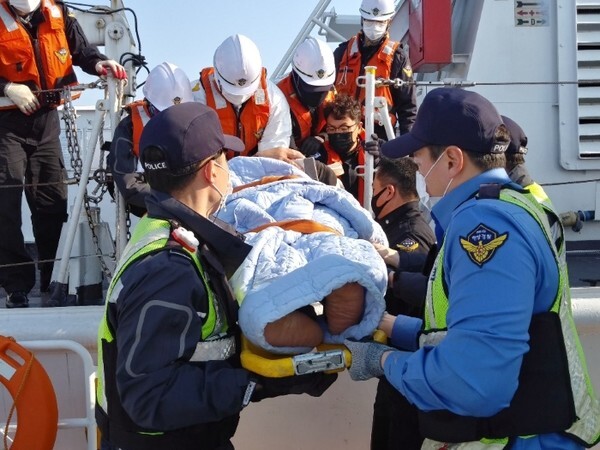 군산해경이 응급환자를 이송하고 있다.