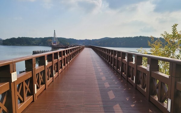 정비 공사를 마친 은파호수공원 물빛다리.