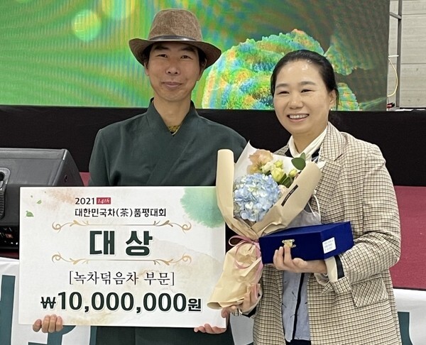 원광대 동양학대학원생 서정민, 이옥희 씨.