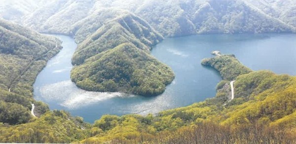 완주 동상면의 호반도로 풍경.