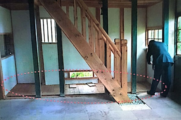 광복회 귀속재산특별위원회 관계자가 지난 10월 8일 전북도 행정심판위원회 주관 현장검증에서 구 일본인 농장 사무실 내부와 콘크리트 바닥을 살펴보고 있다. /사진 제공 = 광복회