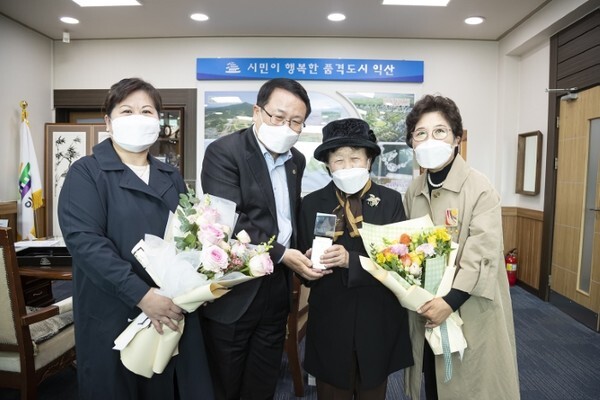 정헌율 익산시장이 4일 박영옥 아가페 이사장에게 특별 감사패를 수여하고 기념촬영을 하고 있다.