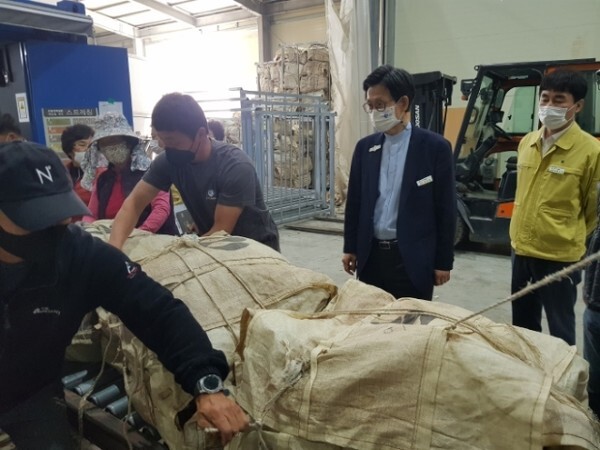 유기상 고창군수가 엽연초 수매 현장을 방문했다.