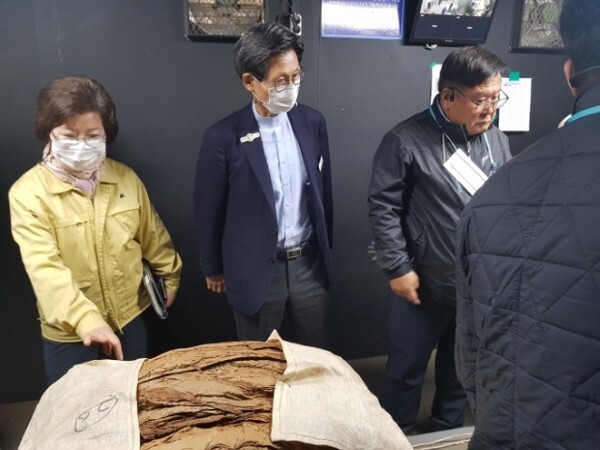 유기상 고창군수가 엽연초 수매 현장을 방문했다.