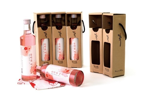 22회 공모전 금상을 수상한 동백꽃 제주는 전통주를 아름답게 포장한 제품이다. /사진 제공 = 제주도