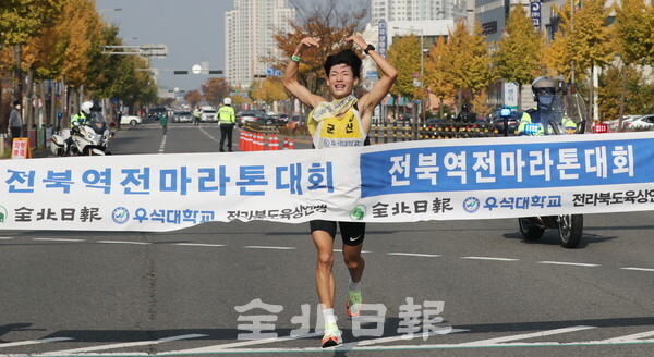 제33회 전북 역전마라톤대회가 열린 4일 전북일보사를 출발해 군산시청까지 51.9km 구간을 달리는 첫날 경기에서 군산시 소속 선수가 군산시청 앞에 설치된 결승점을 가장 먼저 들어오고 있다. /사진 = 조현욱 기자