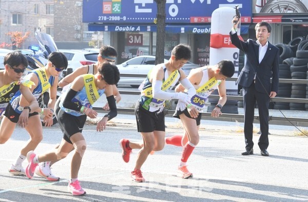 전북일보 주최 제33회 전북역전마라톤대회 첫날인 4일 선수들이 전주상공회의소 윤방섭 회장의 총성으로 힘차게 출발하고 있다. /사진 = 오세림 기자