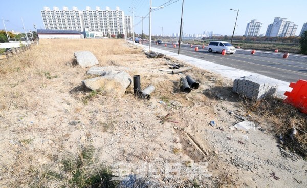 전주시가 추천대교에서 서곡광장까지 도로 확장공사를 진행하면서 주민들을 위한 공원조성을 계획했으나 환경단체와 지역 시의원 인근 아파트 주민들의 의견이 마찰을 빚으면서 4일 공원부지가 텅 비어 있다. /사진 = 오세림 기자