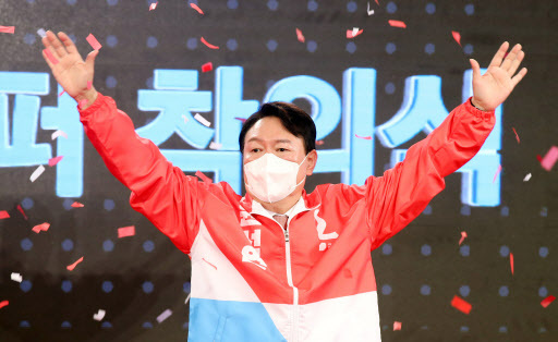 국민의힘 제20대 대통령 선거 후보에 선출된 윤석열 후보가 5일 오후 서울 용산구 백범김구기념관에서 열린 제2차 전당대회에서 당 점퍼를 입고 손을 들어 인사하고 있다. 사진=국회사진기자단