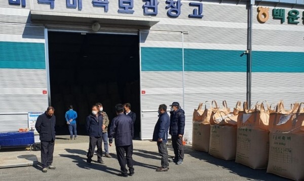전춘성 진안군수가 추곡수매 현장을 방문했다. 