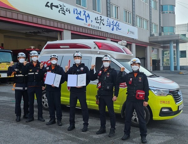 (차고쪽 왼쪽부터) 3번째 김민 소방장, 4번째 고상균 소방교.