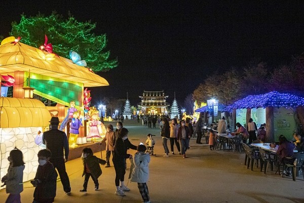 익산 금마 서동공원 관람객들의 모습.