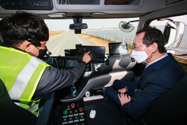 전북도는 상용차 자율주행 기술의 조기상용화 및 기술 선도를 위해 5일 군산 비응도동 새만금방조제 하부도로에서 '자율주행 테스트베드 구축사업' 기공식을 열고 송하진 도지사가 자율주행차 시승을 하고 있다. /사진제공 = 전북도청
