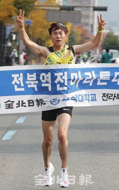 제33회 전북 역전마라톤대회 2일 차 경기가 펼쳐진 5일 순창군을 출발해 전북일보사까지 70.0km를 달린 군산시의 마지막 주자(김선호 선수)가 두 손을 높이 들고 결승점에 들어서고 있다. /사진 = 조현욱 기자