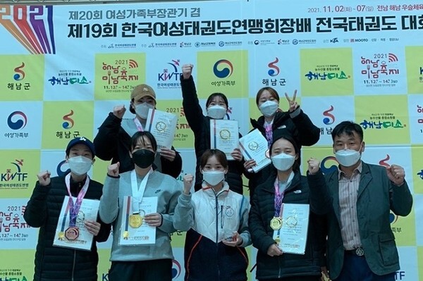 지난 2-7일 전남 해남 우슬체육관에서 열린 제20회 여성가족부 장관기 겸 제19회 한국 여성 태권도 연맹 회장 배 전국태권도대회에 출전해 3위에 오른 김제시청 태권도팀.