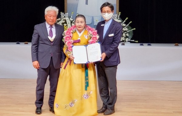 지난 6일 고창 동리국악당에서 열린 제 31회 동리 대상 수상식에서 가향 박양덕 명창(가운데)이 제31회 동리대상을 수상했다.