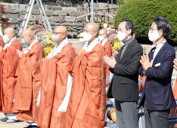 지난 8일 열린 제13회 선운문화제에서 송하진 도지사, 유기상 고창군수 등이 합장을 하고 있다. 