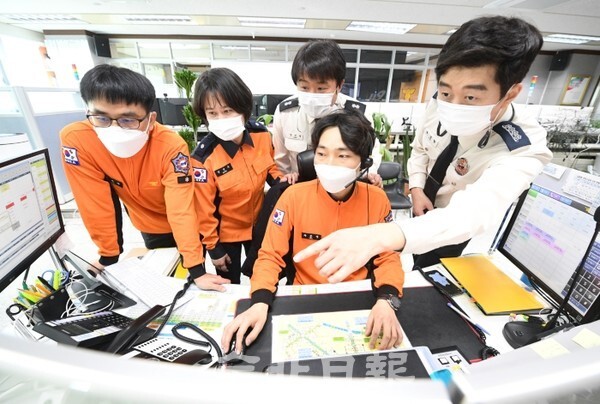 제59주년 소방의 날을 앞둔 8일 전북소방본부 119종합상황실에서 소방관들이 신고상황에 따른 골든타임 확보에 최선을 다하고 있다. /사진 = 오세림 기자