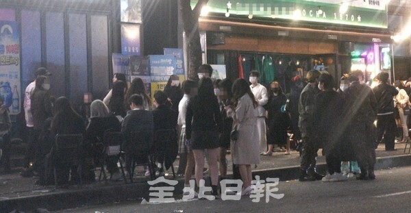 단계적 일상회복 시행 후 영업시간 제한 등이 해제되면서 각종 사건사고가 증가한 것으로 조사됐다. 사진은 위드코로나 전환을 앞두고 헬러윈데이를 맞은 지난달 30일 전주 효자동 신시가지모습. /사진 = 오세림 기자