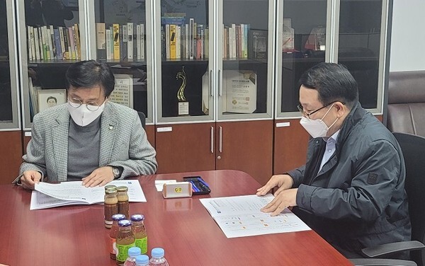 정헌율 익산시장(오른쪽)이 신영대 의원(왼쪽)을 만나 익산시 주요 현안사업들에 대한 예산 증액을 당부했다.