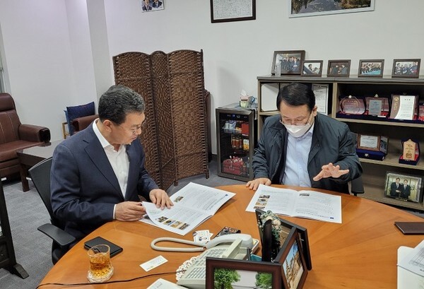 신정훈 의원(왼쪽)과 정헌율 익산시장(오른쪽).