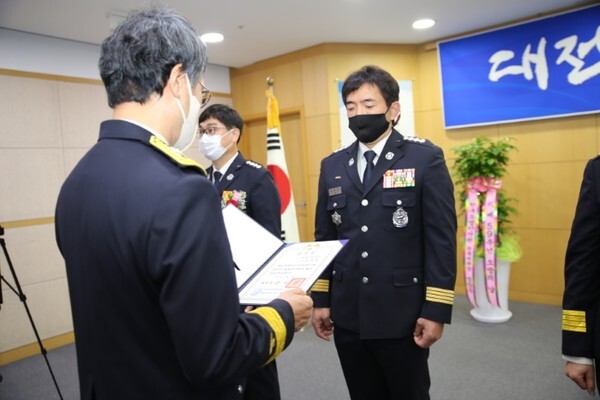 김병철 부안소방서장(오른쪽)이 제59회 소방의 날 대통령 표창을 수상했다.