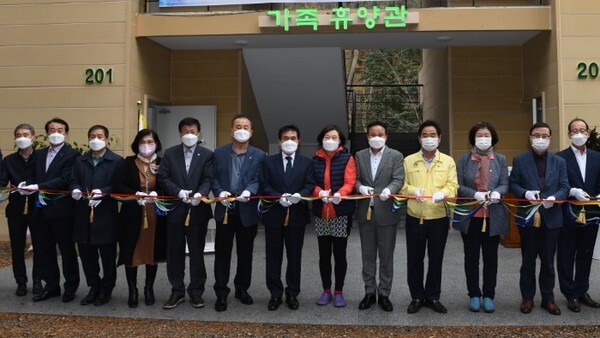 지난 8일 열린 완주 고산자연휴양림 휴양관 준공식에서 참석자들이 테이프 커팅을 하고 있다. /사진 제공 = 완주군