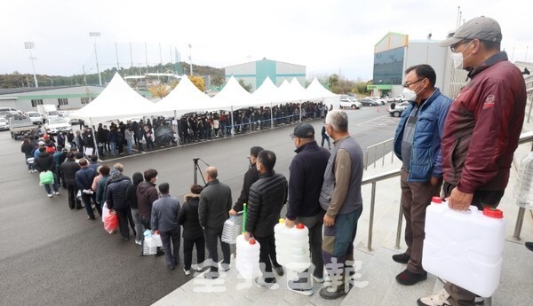 익산시와 아톤산업이 요소수 사태 이후 전국 최초로 직접 판매에 나선 9일 익산시 부송동 실내체육관 주차장에서 시민들이 요소수를 사기 위해 길게 줄 서 있다. /사진 = 조현욱 기자