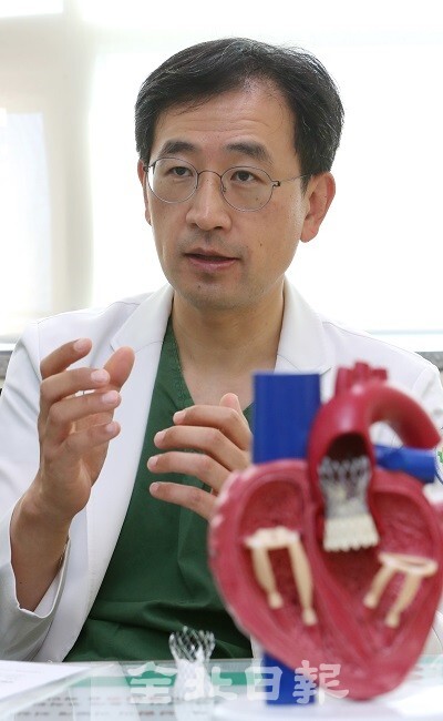 전북대학교병원 심장내과 이상록 교수가 본보와의 인터뷰에서 대동맥판막 협착증에 대해 설명하고 있다. /사진 = 조현욱 기자