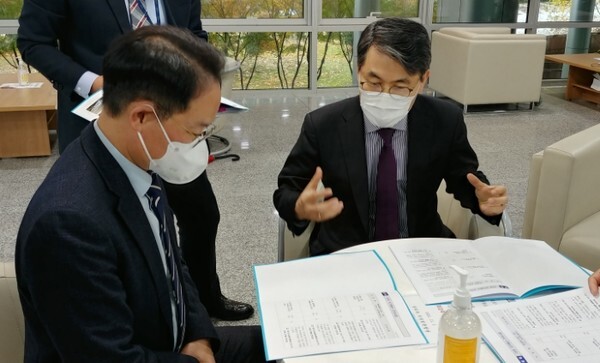 예결소위 허영 의원(왼쪽)과 전북도 조봉업 행정부지사(오른쪽).