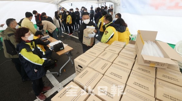 9일 익산시 부송동 실내체육관 주차장에 마련된 요소수 판매장에서 익산시 관계자들이 요소수를 판매하고 있다. /사진 = 조현욱 기자