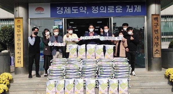 김제시 백구교회가 백구면에  백미 100포를 기부했다.